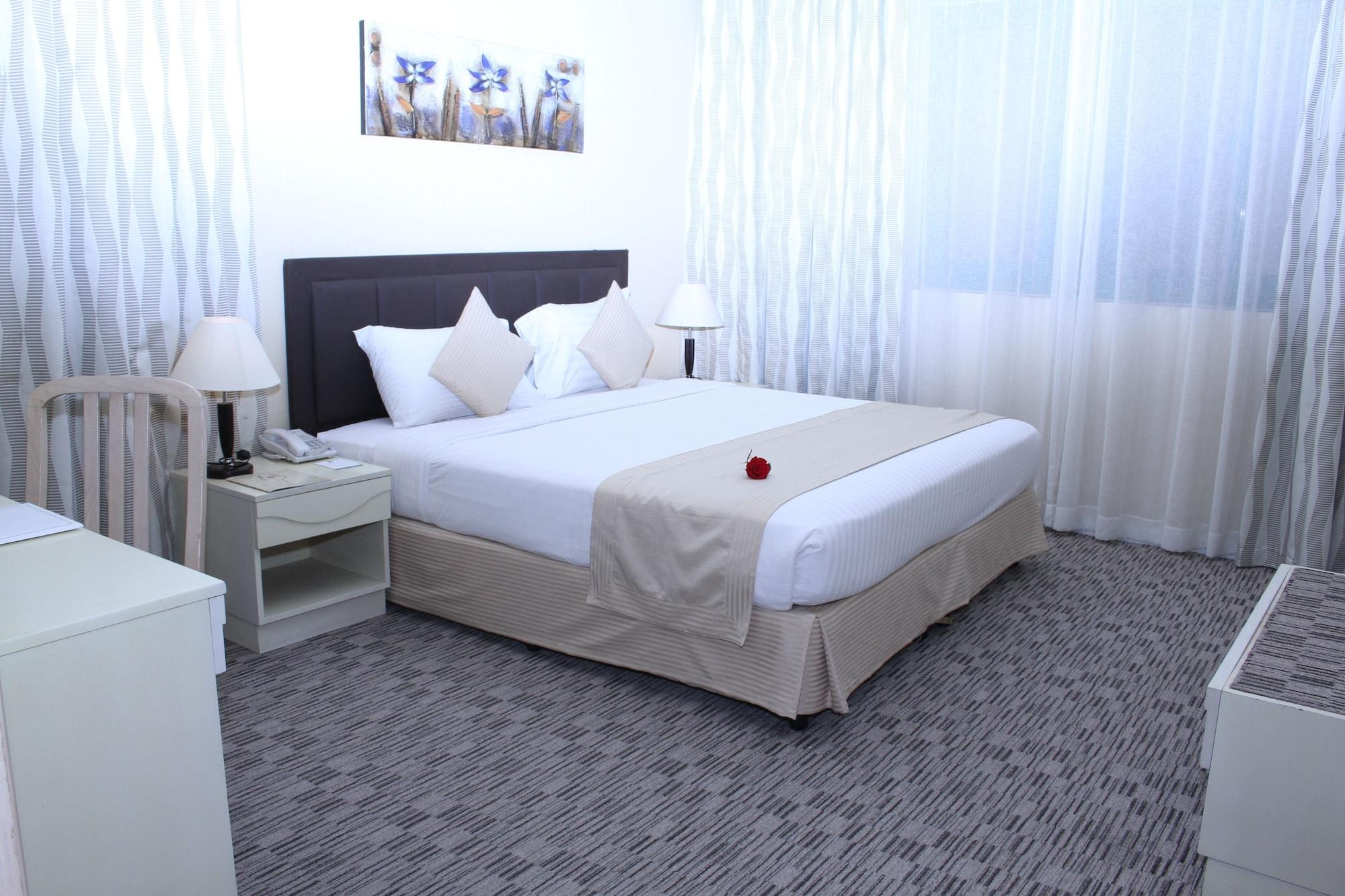 Wescott Pearl Hotel Apartments Дубай Экстерьер фото